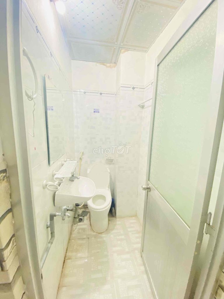 1st floor, windows, private toilets, air conditioning, opposite of the Central Light