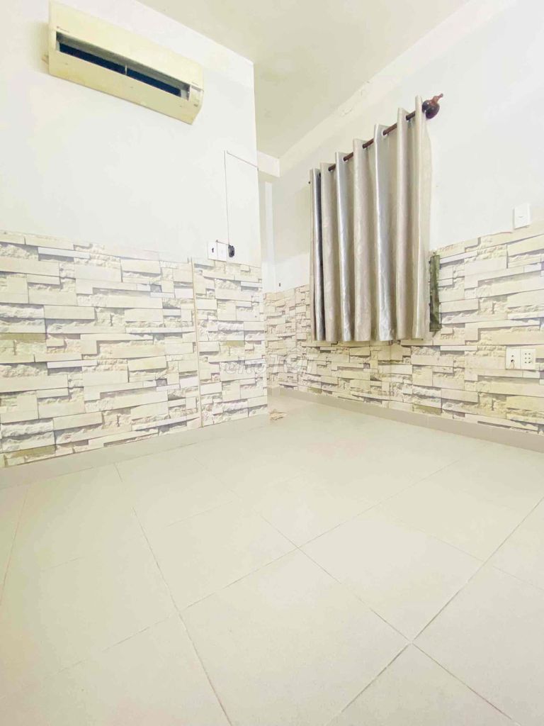 1st floor, windows, private toilets, air conditioning, opposite of the Central Light
