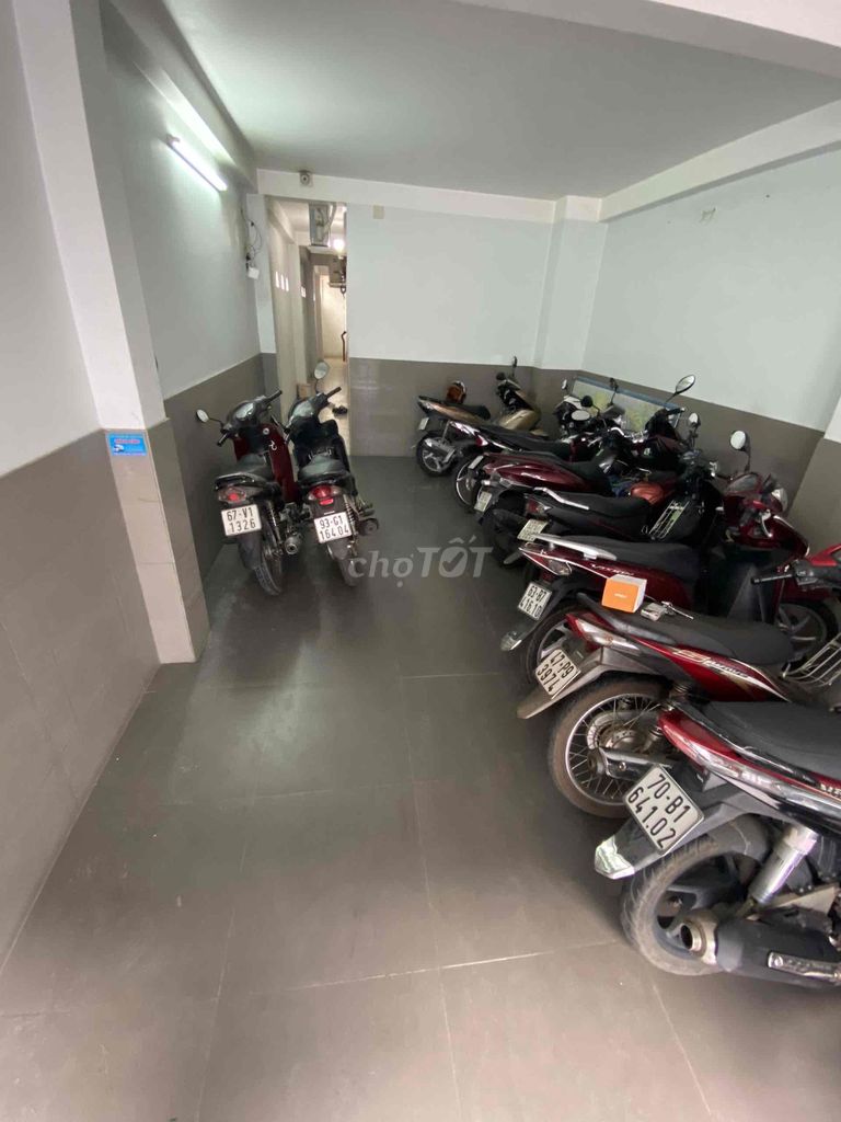 1st floor, windows, private toilets, air conditioning, opposite of the Central Light
