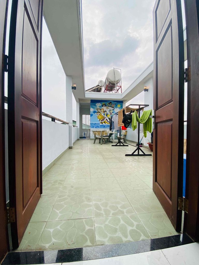 1st floor, windows, private toilets, air conditioning, opposite of the Central Light