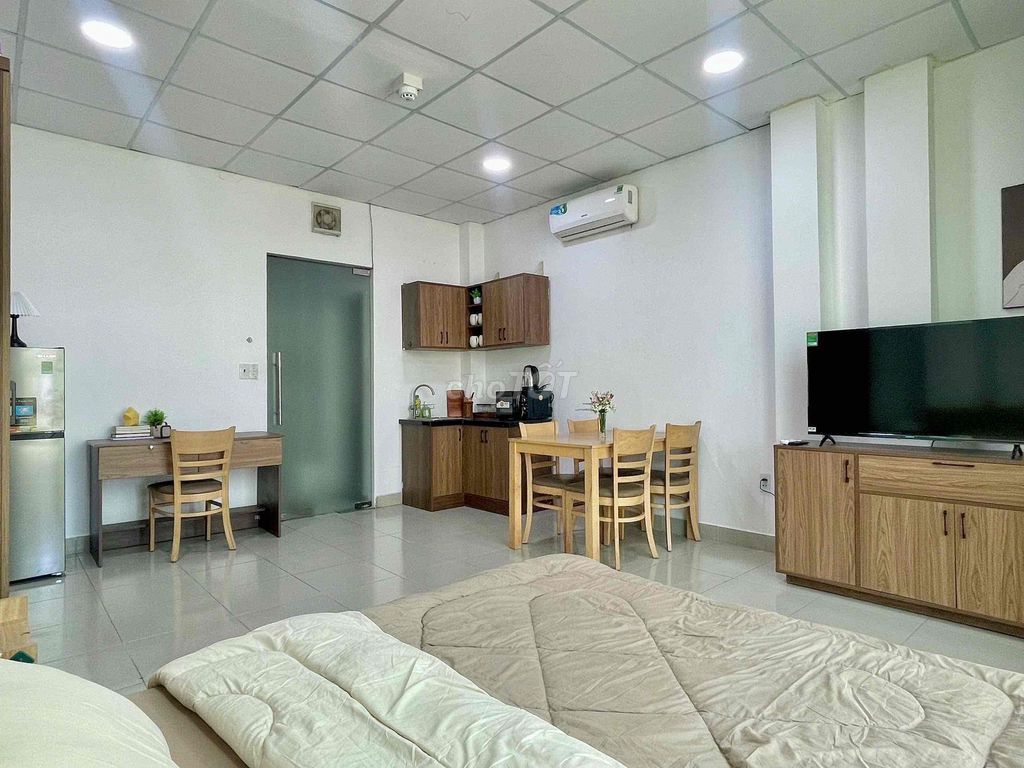 Rent the open window studio, lots of light-- elevator--