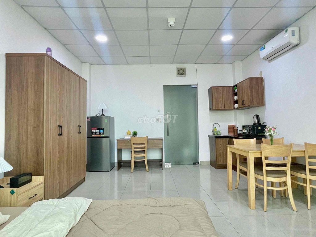 Rent the open window studio, lots of light-- elevator--