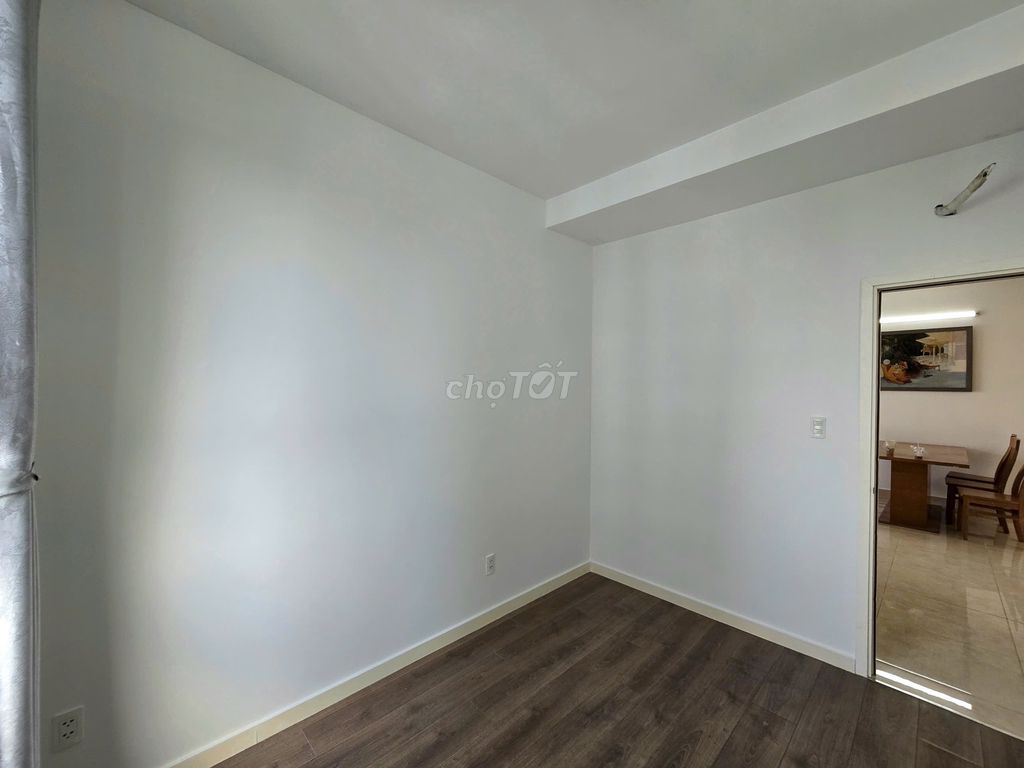 Rent the three-room corner Opal Riverside, in immediately, basic interior.
