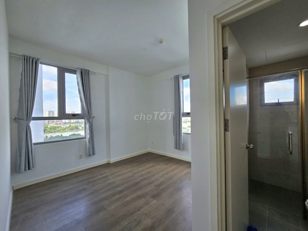 Rent the three-room corner Opal Riverside, in immediately, basic interior.