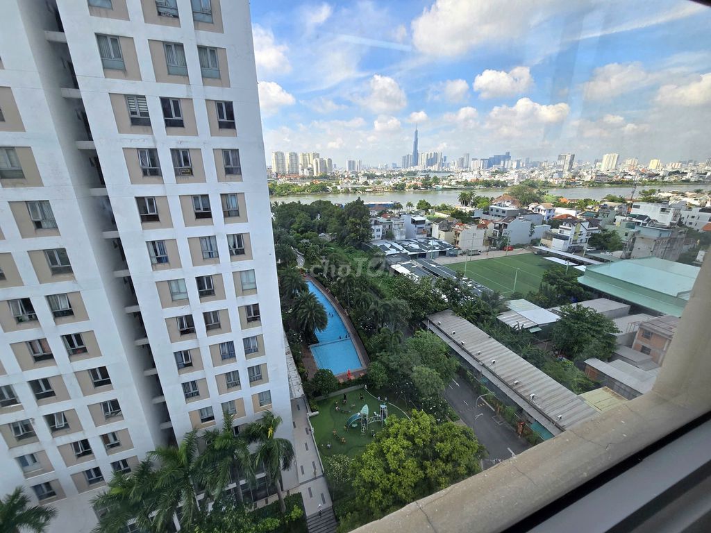Rent the three-room corner Opal Riverside, in immediately, basic interior.