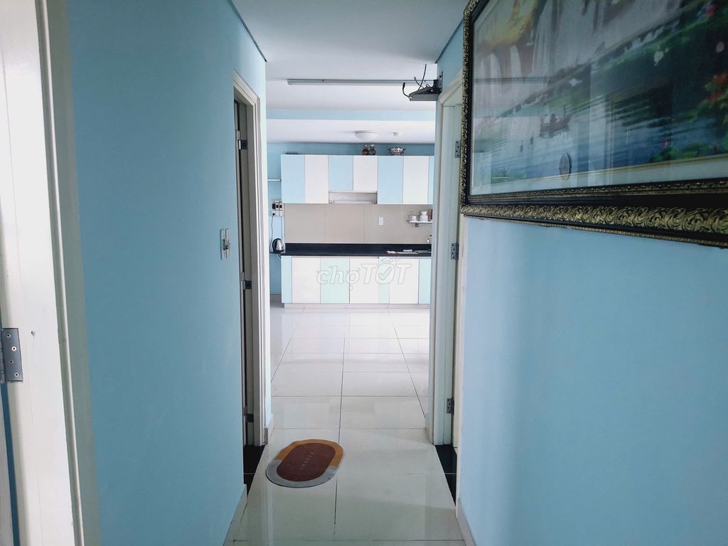 Rent three bedrooms, two cheap toilets, in and out, with basic interiors.