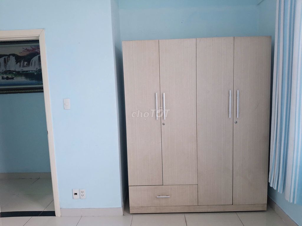 Rent three bedrooms, two cheap toilets, in and out, with basic interiors.