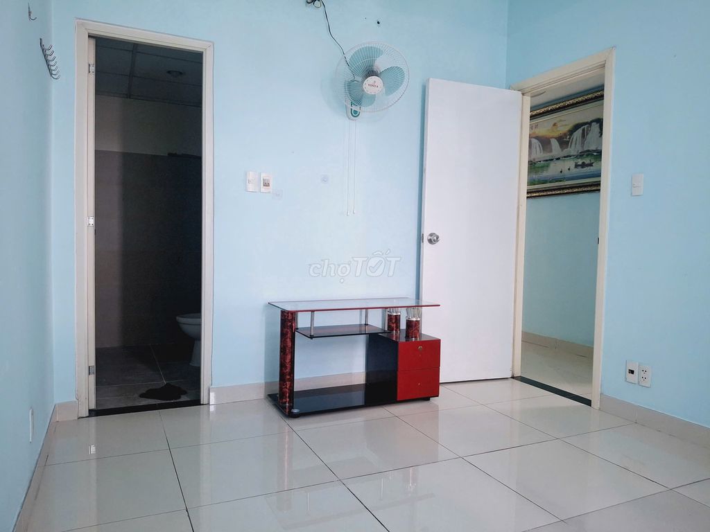 Rent three bedrooms, two cheap toilets, in and out, with basic interiors.