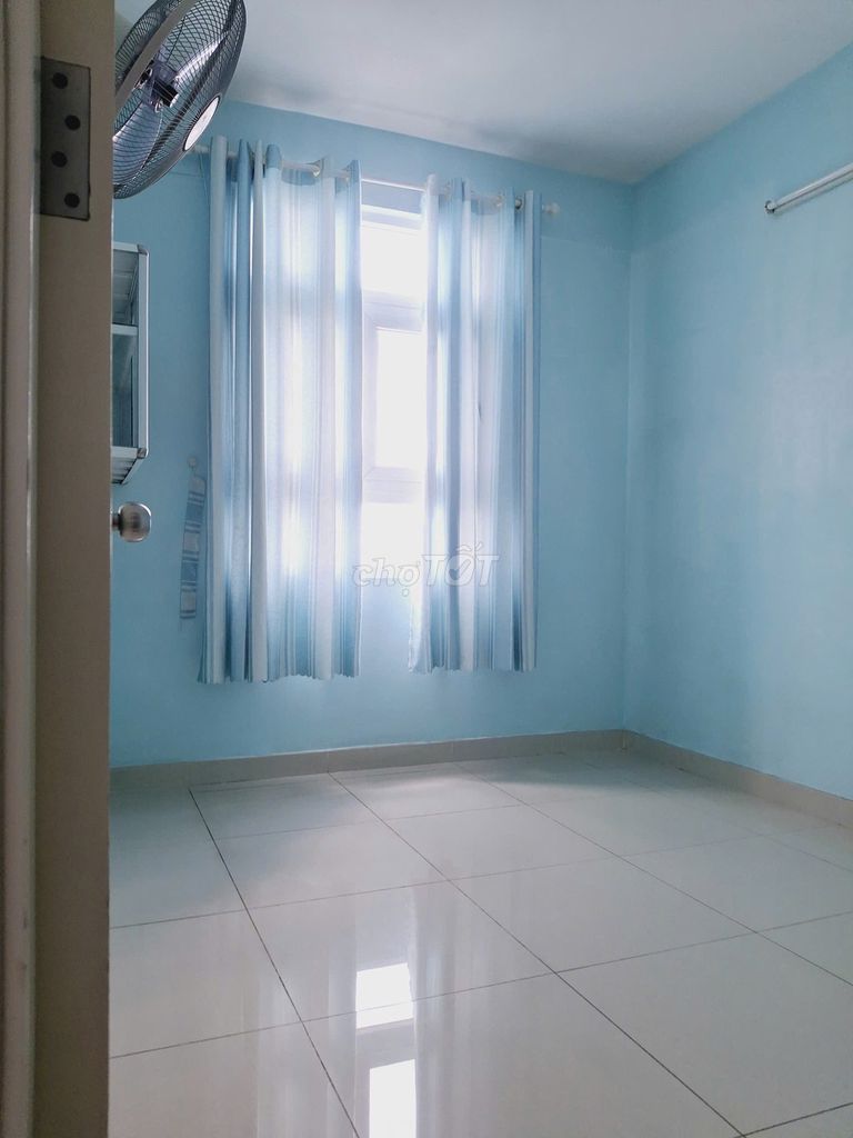 Rent three bedrooms, two cheap toilets, in and out, with basic interiors.