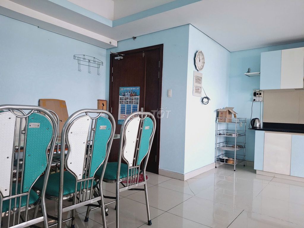 Rent three bedrooms, two cheap toilets, in and out, with basic interiors.
