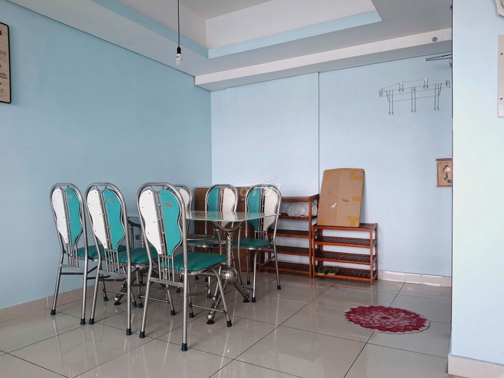 Rent three bedrooms, two cheap toilets, in and out, with basic interiors.