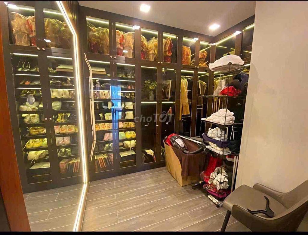 Rent an Orchard Parkview apartment three bedrooms 2 85 meters near the park