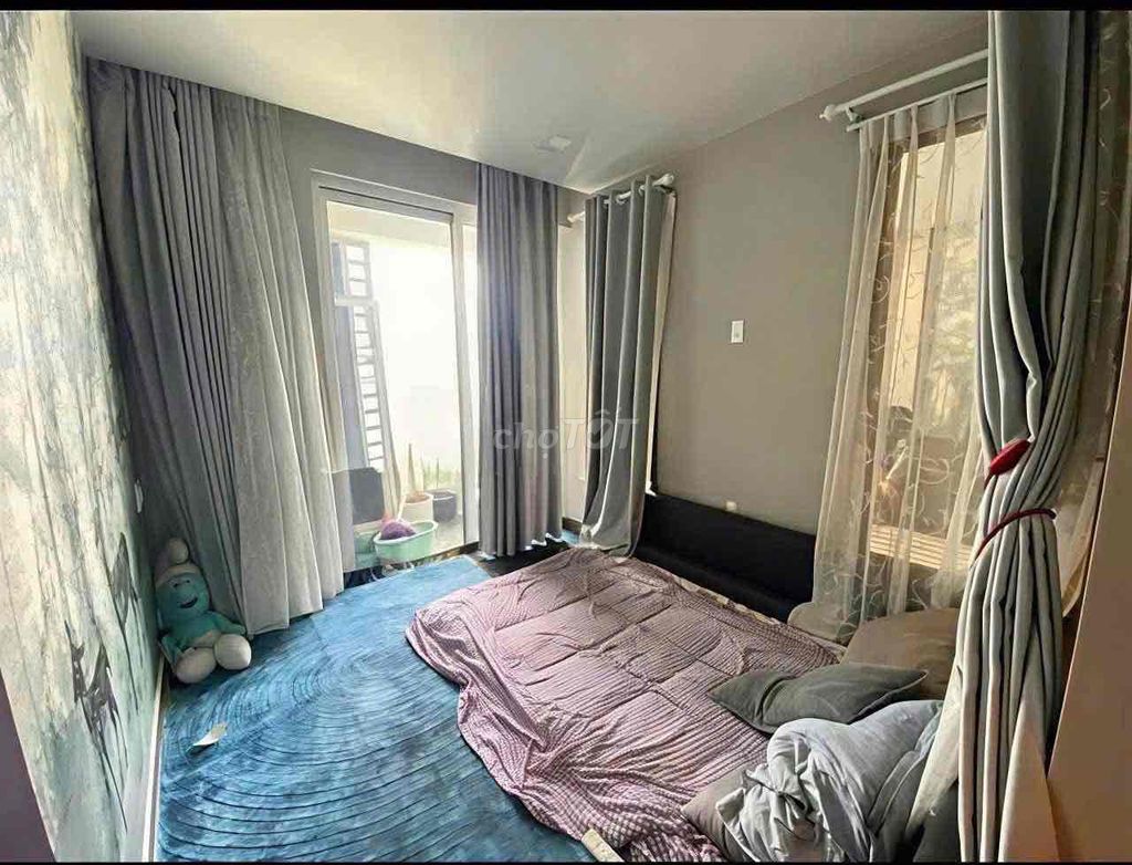 Rent an Orchard Parkview apartment three bedrooms 2 85 meters near the park