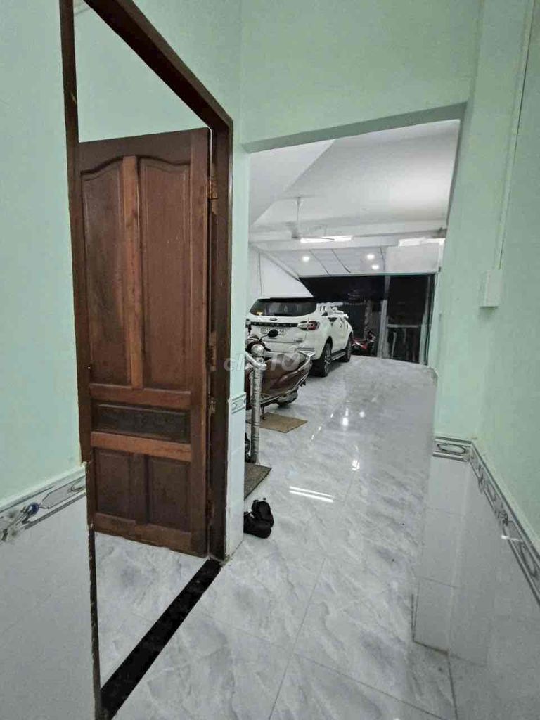 Rent 9.5 million in cash. Four, four, six, eight, two bedrooms, two toilets.