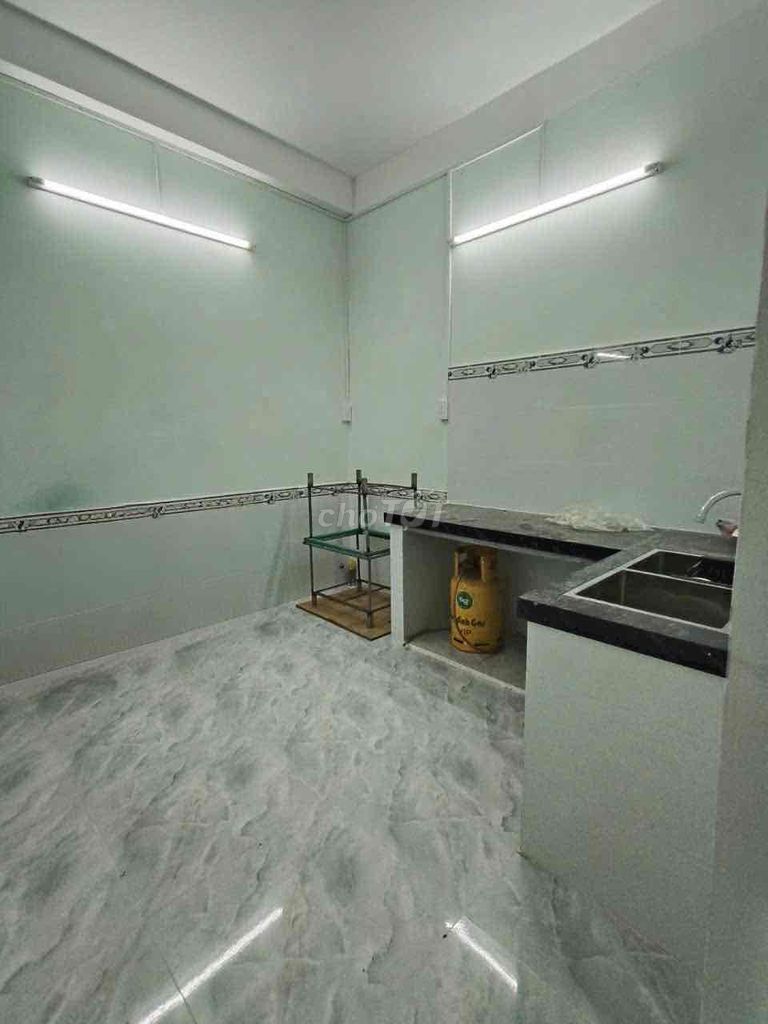 Rent 9.5 million in cash. Four, four, six, eight, two bedrooms, two toilets.