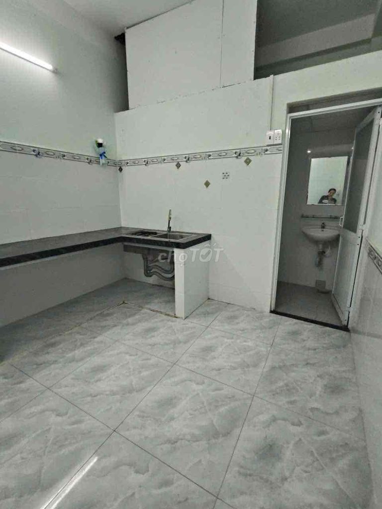 Rent 9.5 million in cash. Four, four, six, eight, two bedrooms, two toilets.