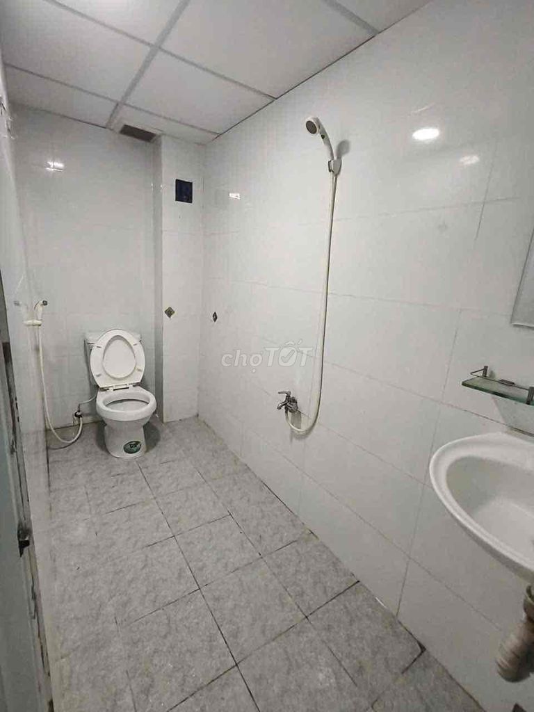 Rent 9.5 million in cash. Four, four, six, eight, two bedrooms, two toilets.