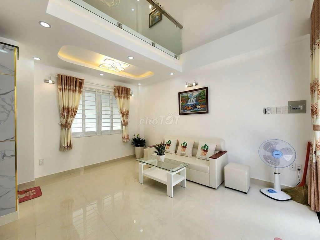 New Ken's house is 18 million cash. Three bedrooms-Chu Văn An, Bình Thạnh.