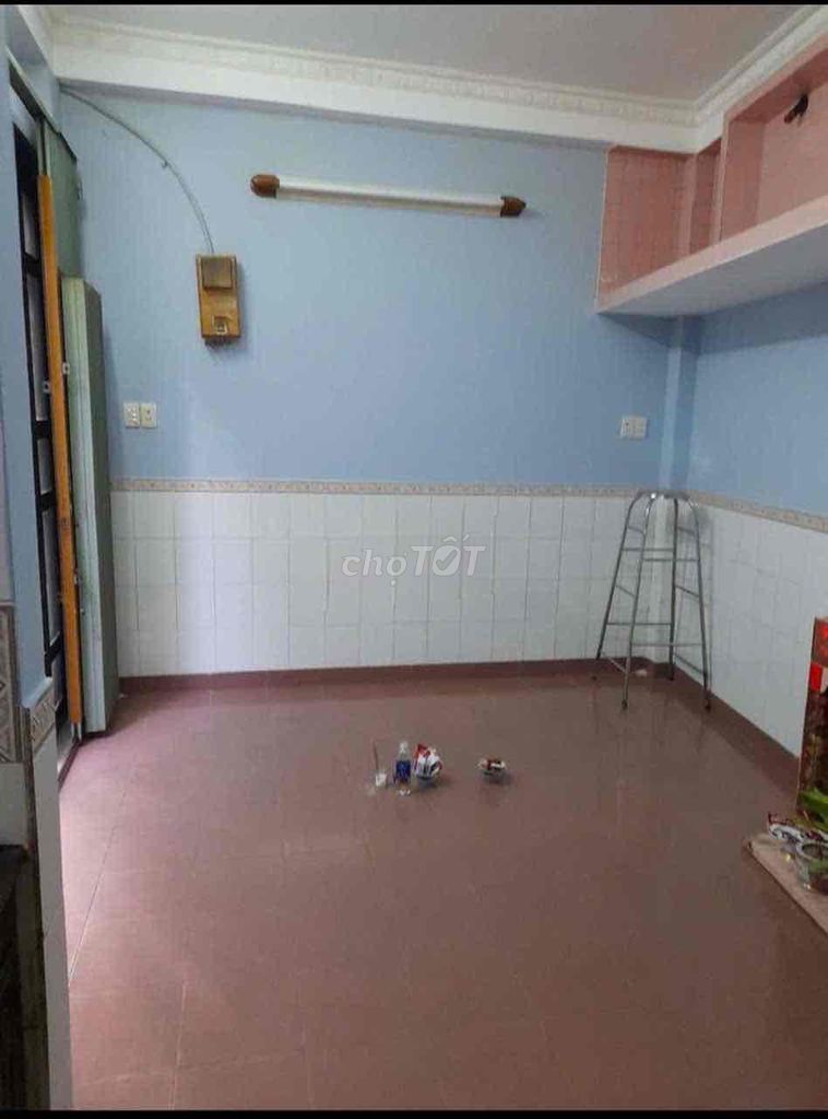 Rent a two-story building on Cô Giang District 1.