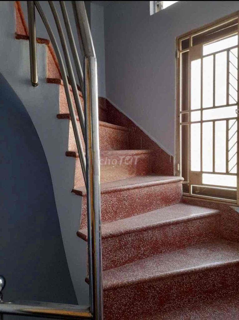 Rent a two-story building on Cô Giang District 1.