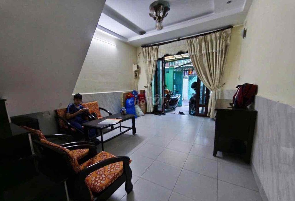 The original house. Car alley. Four bedrooms. video