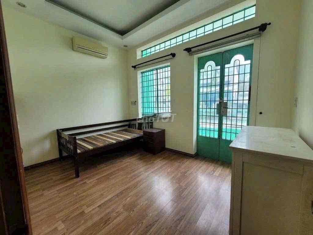 The original house. Car alley. Four bedrooms. video