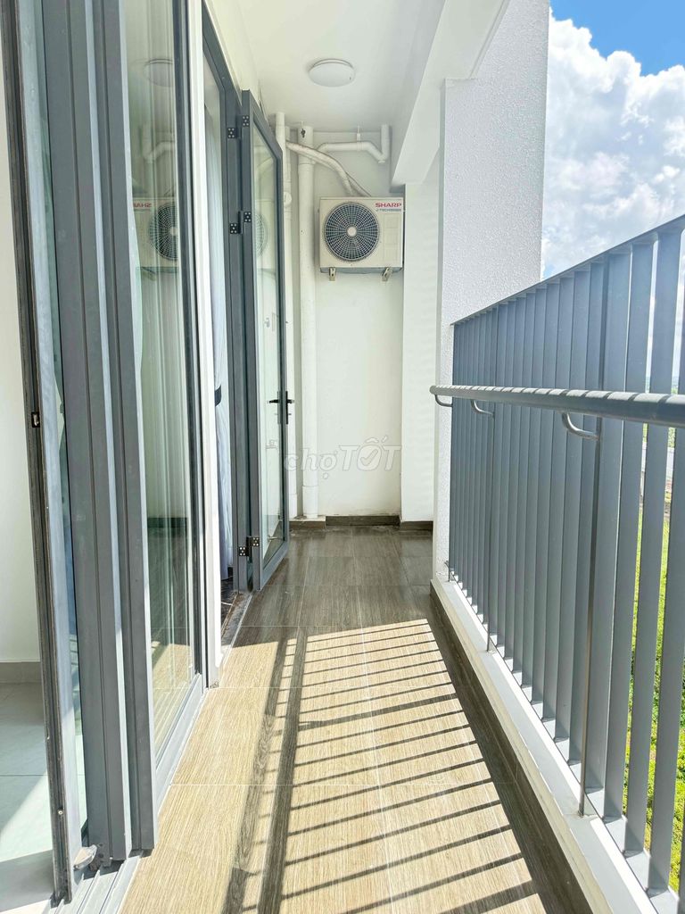 Rent apartment. 5.7 million with curtains, air conditioning, exposed.