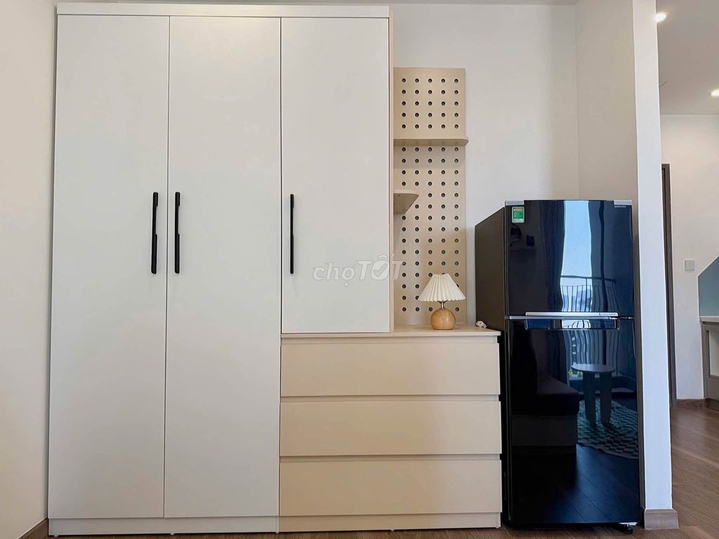 Rent Studio full Vin shews Ocean Park 7.5 million.