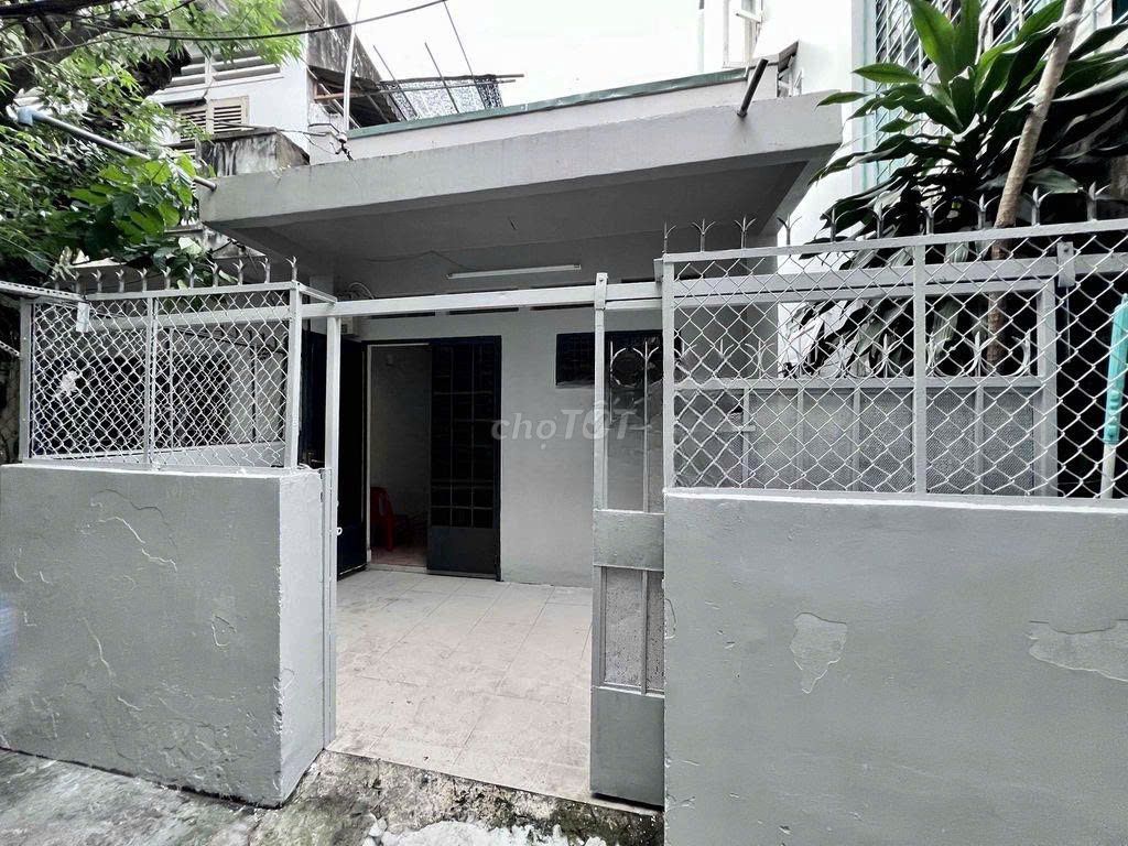 The nc Nguyễn Thái Học 60 M2 bedroom is near the market.