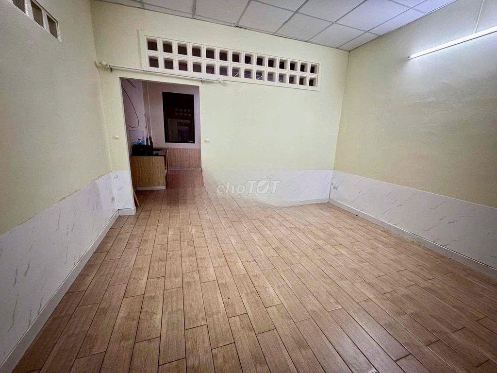 The nc Nguyễn Thái Học 60 M2 bedroom is near the market.