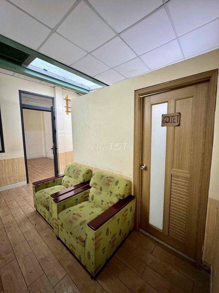 The nc Nguyễn Thái Học 60 M2 bedroom is near the market.