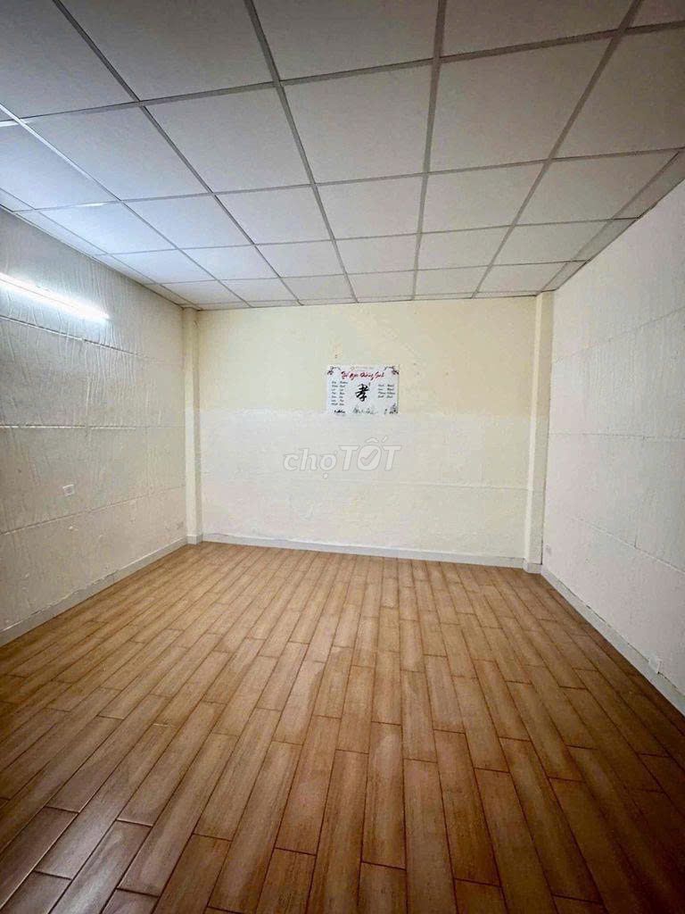 The nc Nguyễn Thái Học 60 M2 bedroom is near the market.