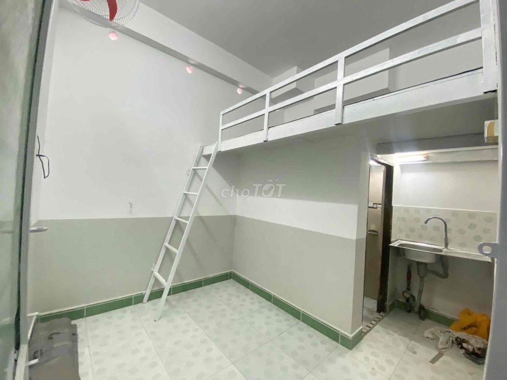 The cheap motel suits Tân Bình students.