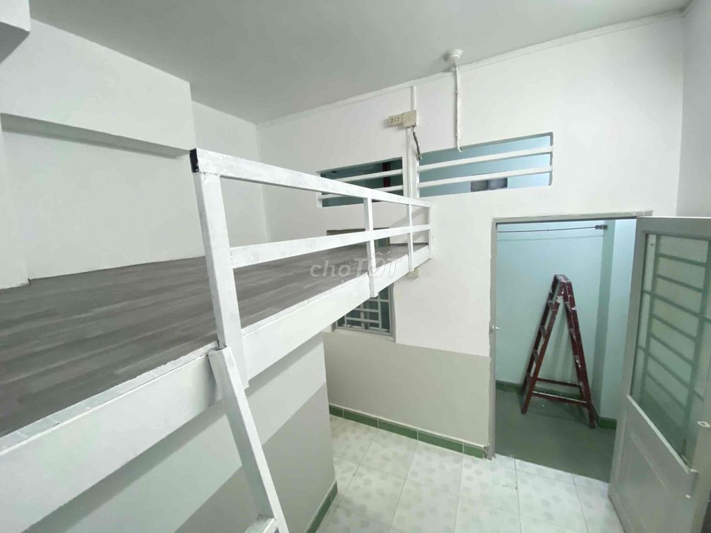 The cheap motel suits Tân Bình students.
