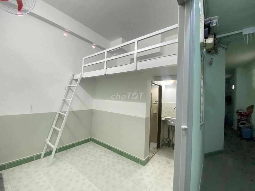 The cheap motel suits Tân Bình students.