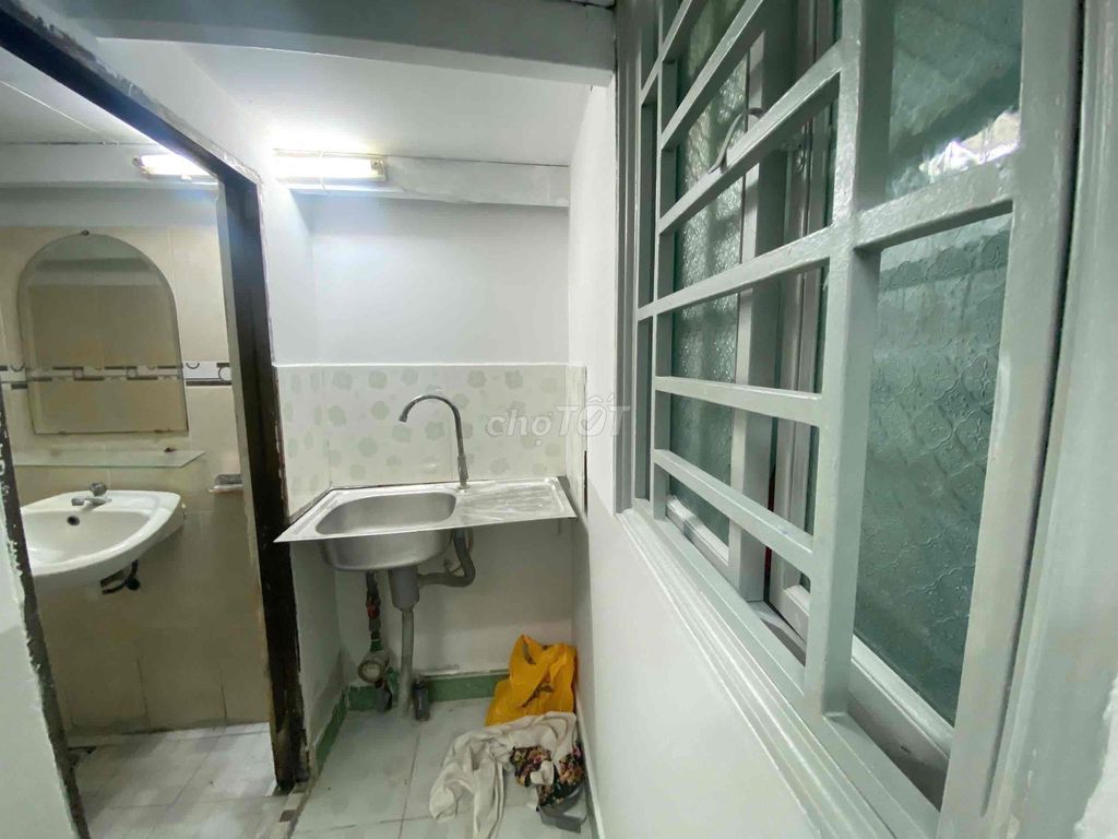 The cheap motel suits Tân Bình students.