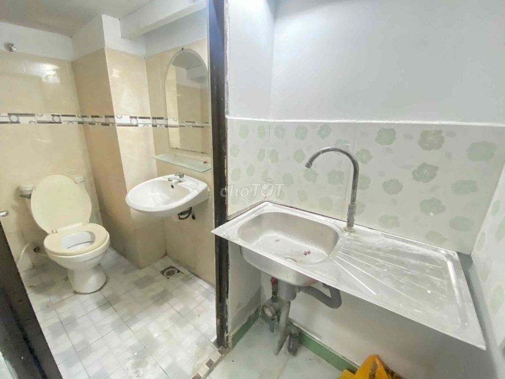The cheap motel suits Tân Bình students.