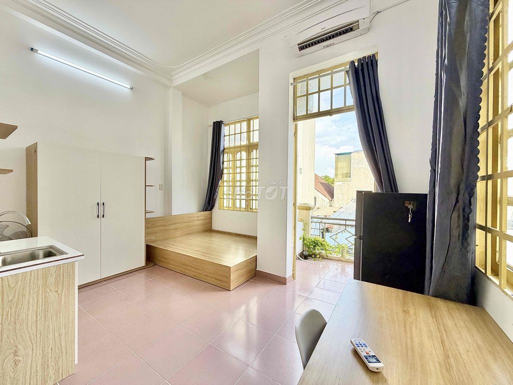 rents a balcony window full of Huỳnh Văn Nghệ interiors