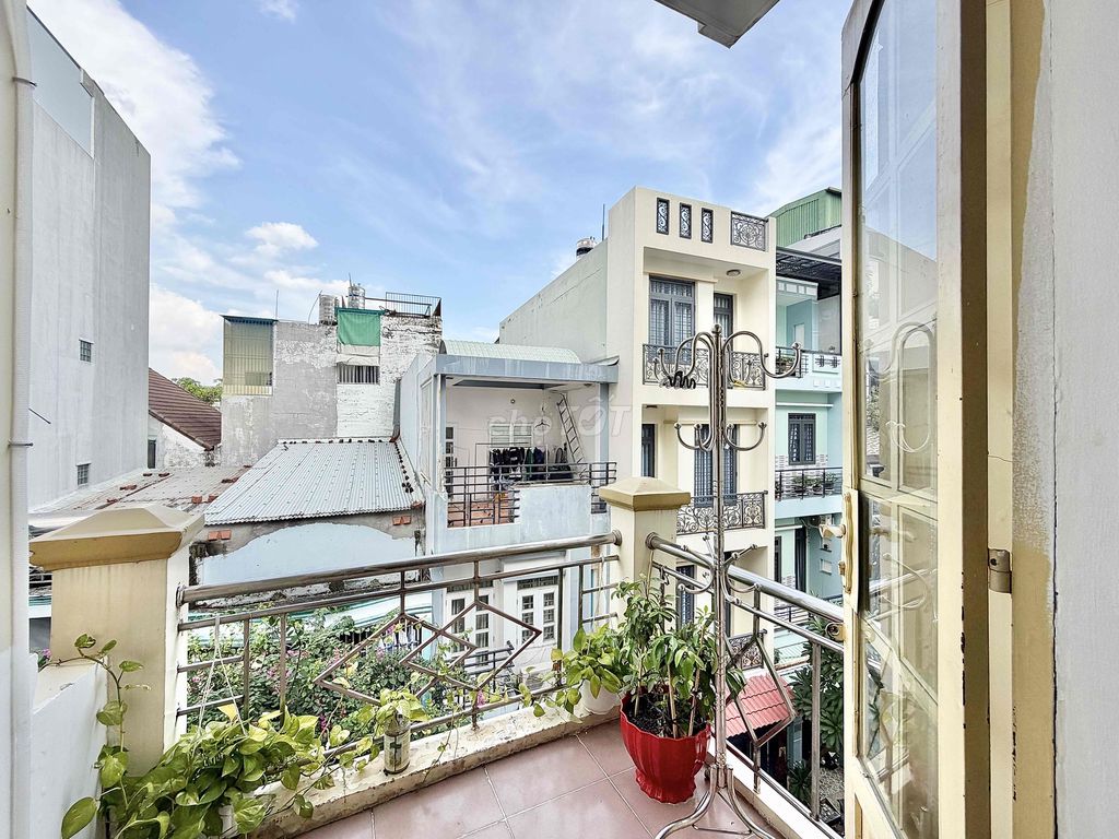 rents a balcony window full of Huỳnh Văn Nghệ interiors
