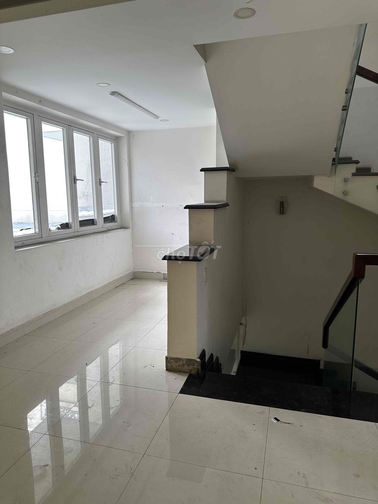 Rent Thới An District 12700 meters per foot. Two floors, six bedrooms, six bathrooms, 18 million for the apartment.
