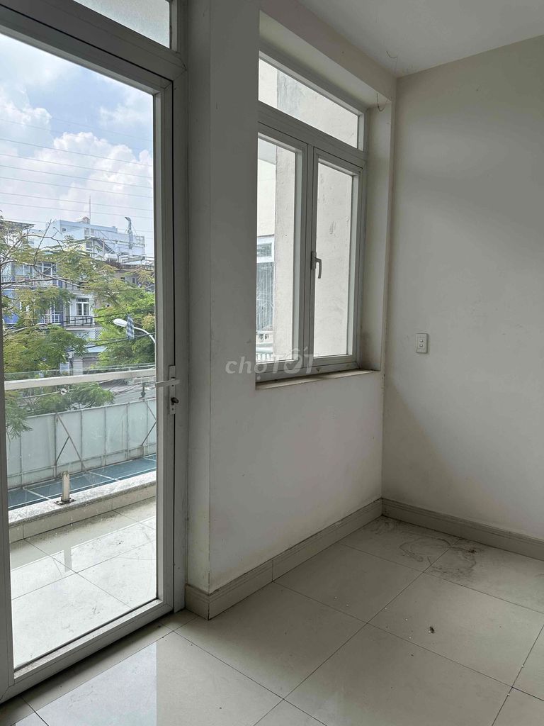 Rent Thới An District 12700 meters per foot. Two floors, six bedrooms, six bathrooms, 18 million for the apartment.