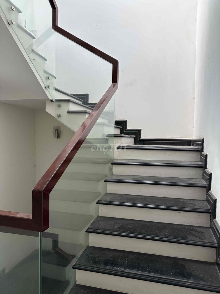 Rent Thới An District 12700 meters per foot. Two floors, six bedrooms, six bathrooms, 18 million for the apartment.