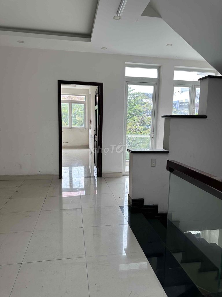 Rent Thới An District 12700 meters per foot. Two floors, six bedrooms, six bathrooms, 18 million for the apartment.