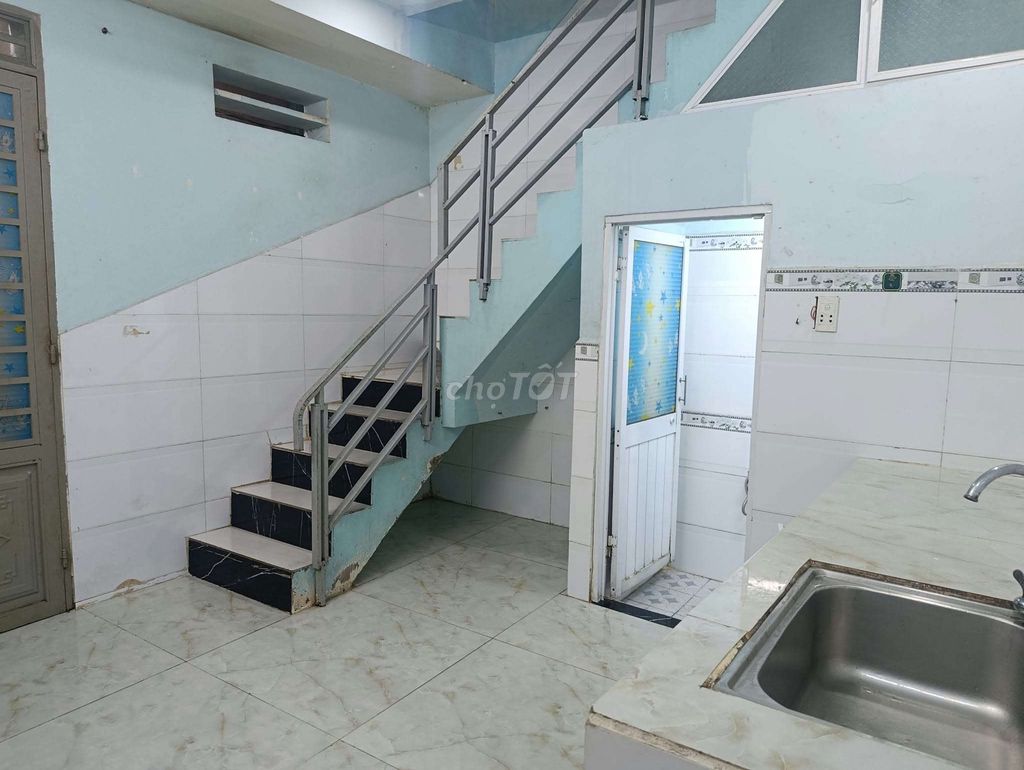 Rent a floor of Long Trường-- just 2.5 million a month.