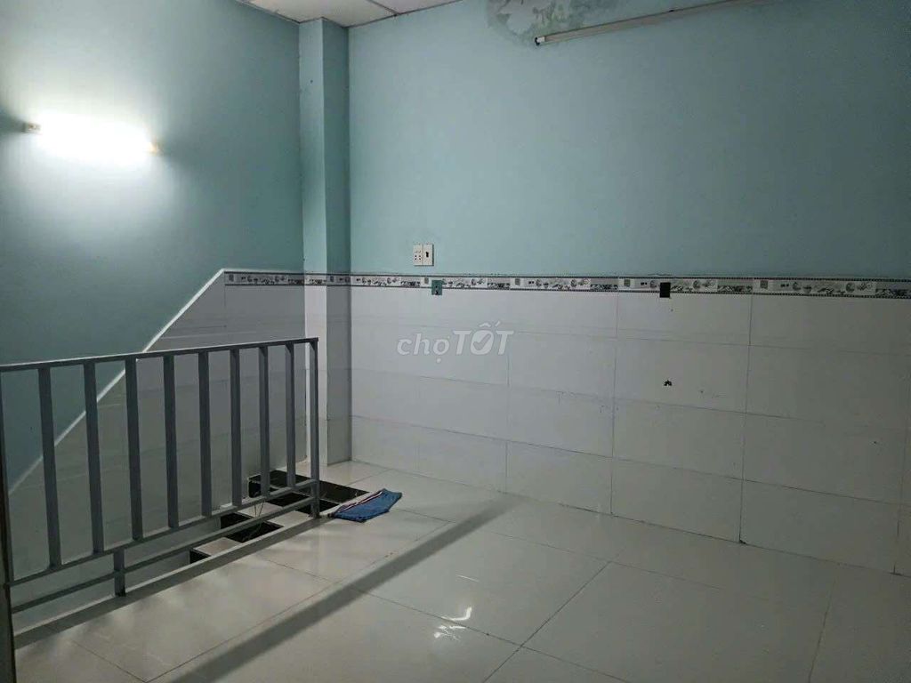 Rent a floor of Long Trường-- just 2.5 million a month.