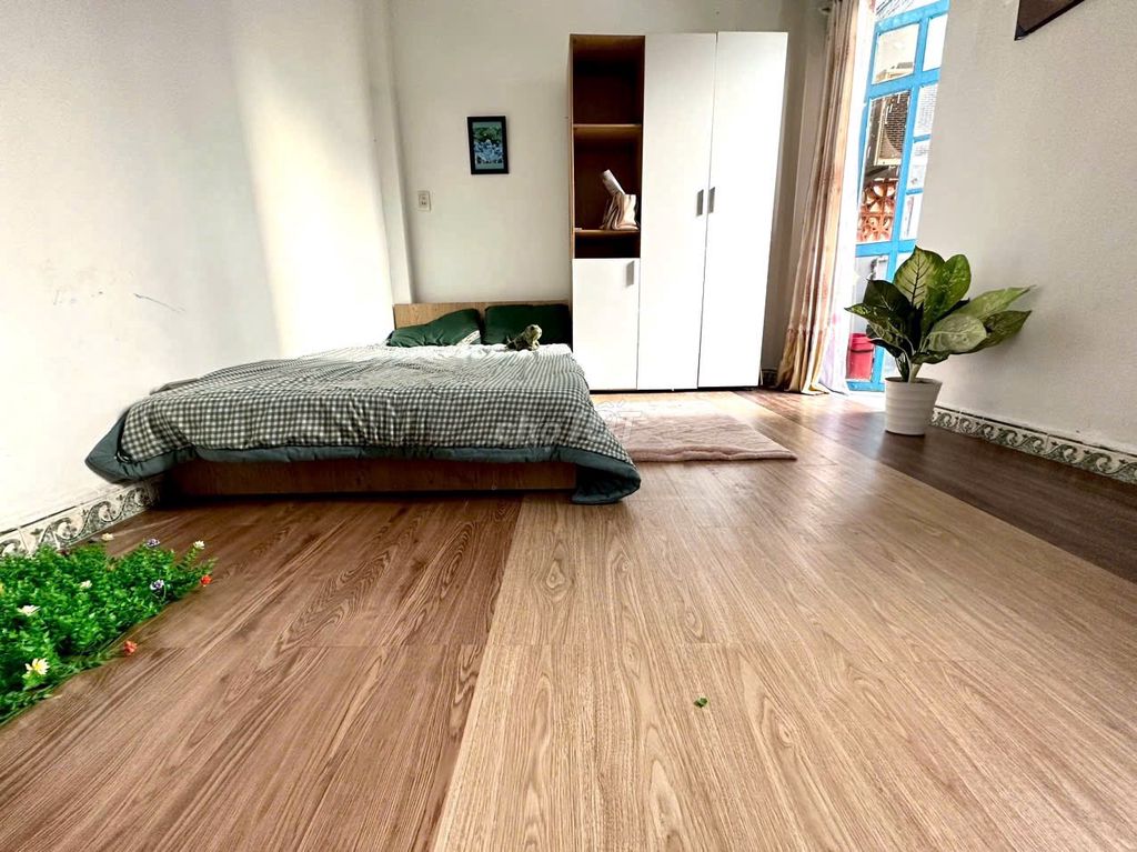 Rent the entire 60m2 floor with two balcony bedrooms. Seven million.