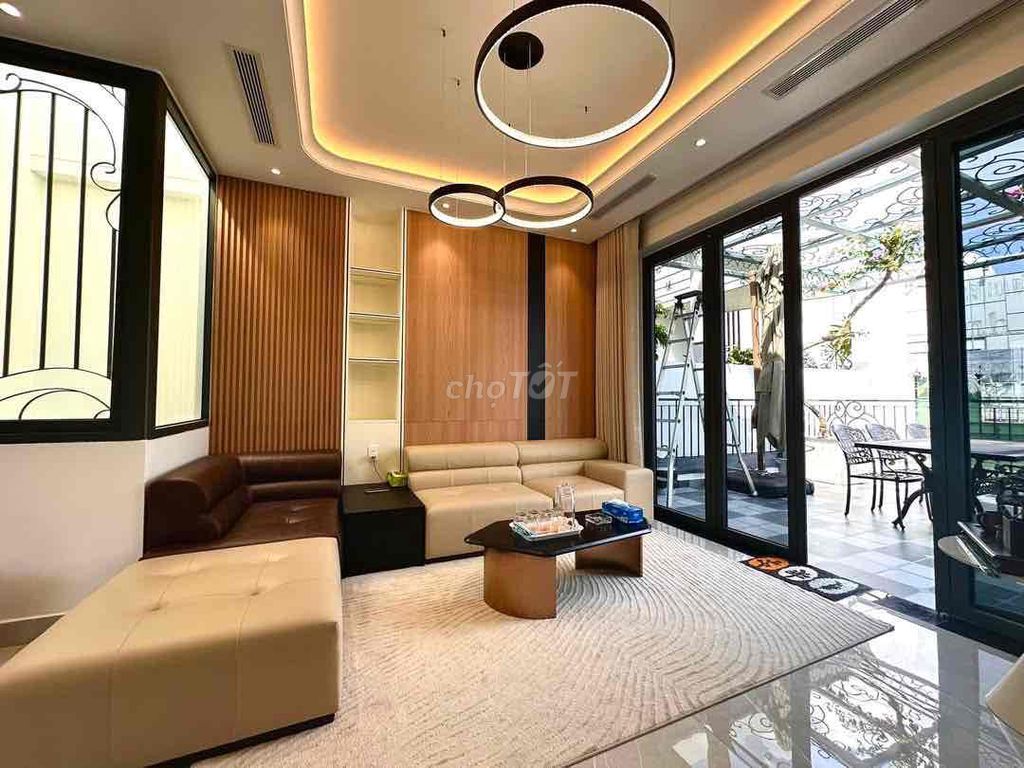 The Penthouse House is 70 meters wide, just Lý Thường Kiệt - Squarly - North Sea