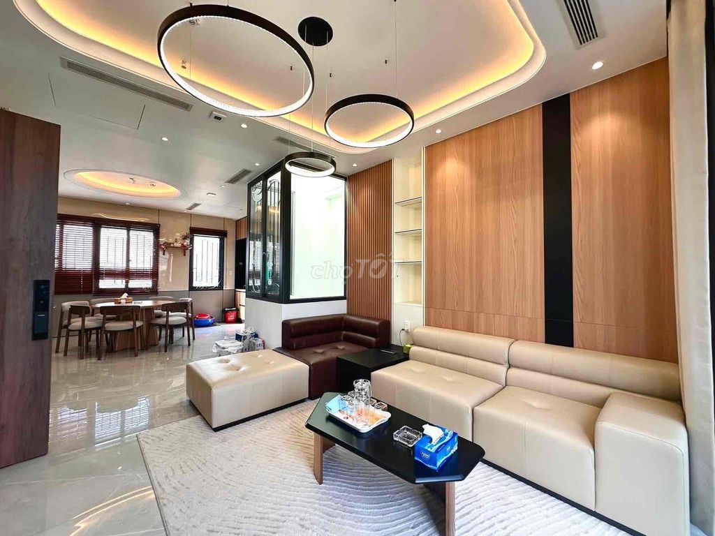 The Penthouse House is 70 meters wide, just Lý Thường Kiệt - Squarly - North Sea