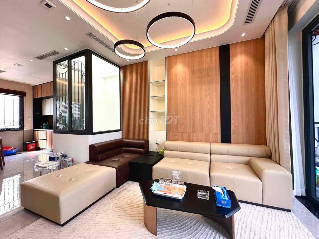 The Penthouse House is 70 meters wide, just Lý Thường Kiệt - Squarly - North Sea