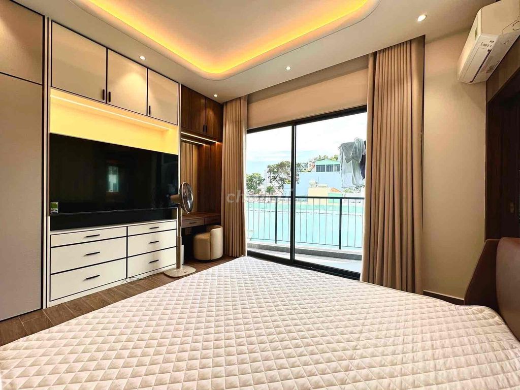 The Penthouse House is 70 meters wide, just Lý Thường Kiệt - Squarly - North Sea